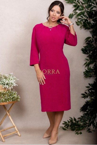 Rochie cocktail Sonia din catifea magenta cu model jaquard si accesoriu la decolteu