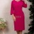 Rochie cocktail Sonia din catifea magenta cu model jaquard si accesoriu la decolteu