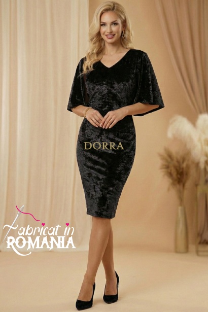 Rochie Angela din catifea neagra, cu croiala pe corp si maneci tip capa