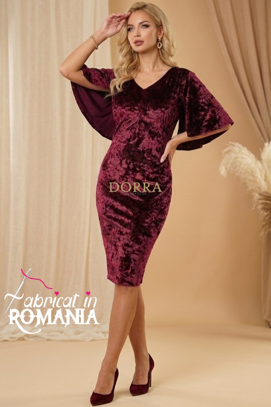 Rochie Angela din catifea visinie, cu croiala pe corp si maneci tip capa