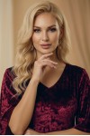 Rochie Angela din catifea visinie, cu croiala pe corp si maneci tip capa