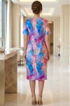 Rochie Carisa multicoloră cu croială ușor cambrată, mânecă scurtă și buzunare