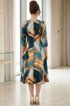 Rochie de zi Oliveira din barbie cu imprimeu abstract verde-caramel, mâneci 3/4, croială lejeră