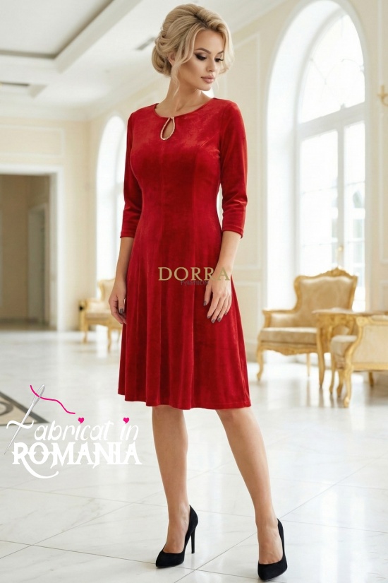 Rochie Sorana din catifea rosie, cu decupaj la decolteu si dantela pe spate