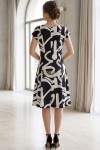 Rochie măsuri mari Diana din satin alb/negru, cu clini și mânecă scurtă