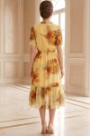 Rochie midi Evangeline din voal galben cu imprimeu floral, căptușeală și volan