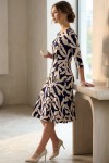 Rochie midi Gisele din jerse cu imprimeu abstract negru cu bej, mâneci 3/4, croială lejeră
