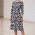 Rochie midi Gisele din jerse cu imprimeu abstract negru cu bej, mânecă 3/4, croială lejeră
