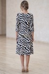 Rochie midi Gisele din jerse cu imprimeu abstract negru cu bej, mânecă 3/4, croială lejeră