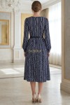 Rochie Illusion din tripluvoal bleumarin imprimat, cu decolteu patrat si curea