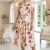 Rochie midi Karin din barbie bej cu imprimeu floral culoarea piersicii, mâneci scurte, buzunare și cordon