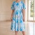 Rochie cocktail Kim din lycra în nuanțe de bleu/turquoise, cu mâneci și cordon din voal