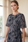 Rochie cocktail Kim din lycra negru imprimat, cu mâneci și cordon din voal