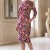Rochie Lynn din jerse de vâscoză cu imprimeu crem/grena, mânecă 3/4 și buzunare