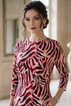 Rochie Lynn din jerse de vâscoză cu imprimeu crem/grena, mânecă 3/4 și buzunare