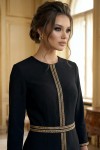 Rochie cocktail Matilde din stofa neagra cu aplicatii aurii si crapatura
