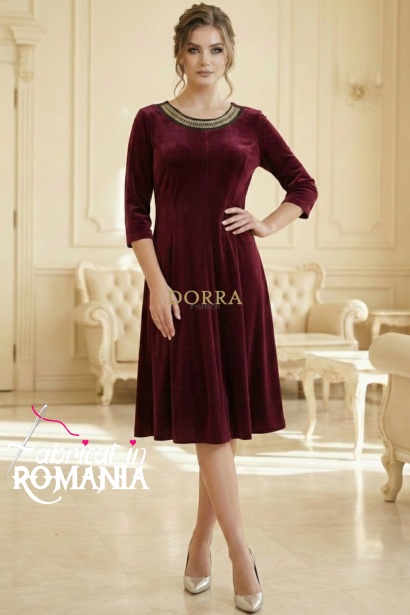 Rochie Medeea din catifea grena, cu aplicatie la decolteu si croiala clos