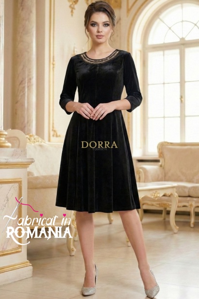 Rochie Medeea din catifea neagra, cu aplicatie la decolteu si croiala clos
