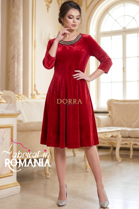 Rochie Medeea din catifea rosie, cu aplicatie la decolteu si croiala in clini