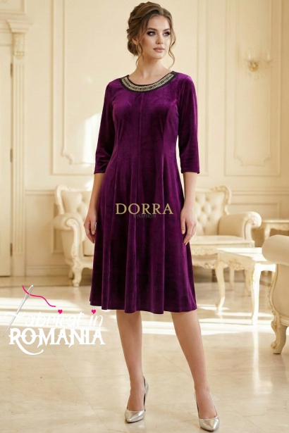 Rochie Medeea din catifea visinie, cu aplicatie la decolteu si croiala clos