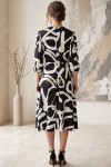 Rochie măsuri mari Minerva din satin alb/negru cu imprimeu abstract și croială în clini
