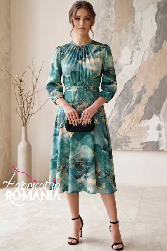 Rochie măsuri mari Minerva din satin verde cu imprimeu abstract și croială în clini