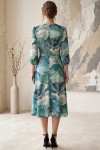 Rochie măsuri mari Minerva din satin verde cu imprimeu abstract și croială în clini