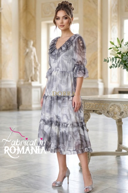 Rochie Raluca din voal gri cu imprimeu floral, încrețituri în talie și volane