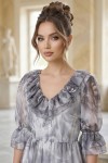 Rochie Raluca din voal gri cu imprimeu floral, încrețituri în talie și volane