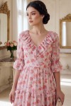 Rochie midi Raluca din voal roz cu imprimeu floral și fir lamé, căptușeală și volane