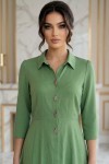 Rochie midi stil boho Rozanne din vâscoză verde, cu nasturi și crăpătură