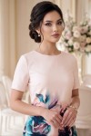 Rochie de zi Sara piersică cu imprimeu floral, ușor cambrată, cu mânecă scurtă