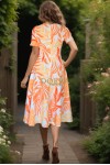 Rochie midi Rylie cu imprimeu galben/portocaliu, croiala clos si buzunare